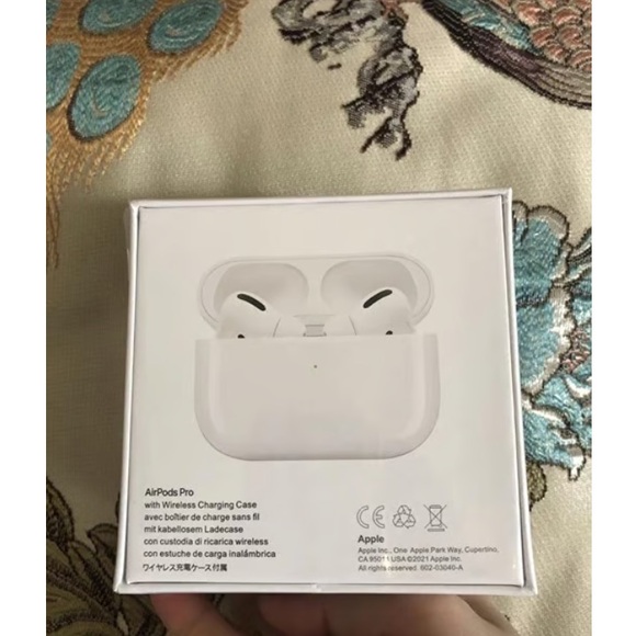 Apple White Wireless Earbuds - Picture 5 of 5